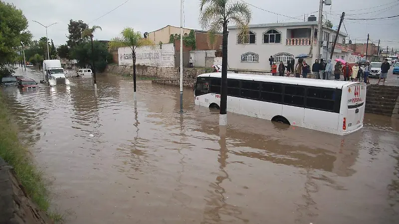 Intensas lluvias provocan inundación en el bulevar Primo de Verdad de la ciudad de Durango 